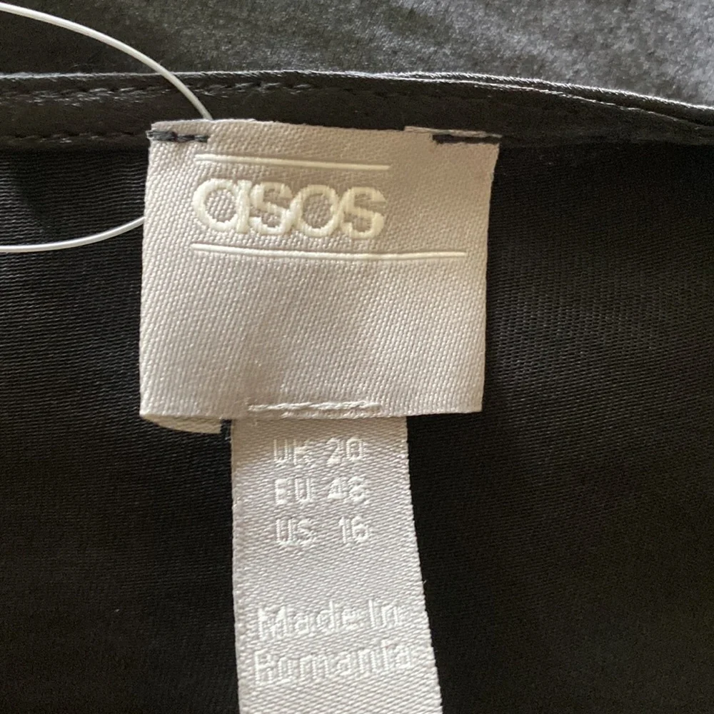 ASOS CURVE BLACK SATIN WRAP DRESS PLUS 16 - Picture 5 of 5
